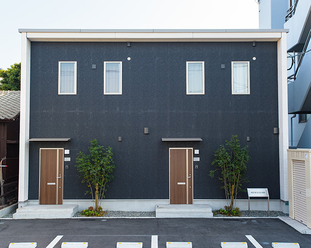 木製ドアが印象的な、高品位のメゾネット住宅。